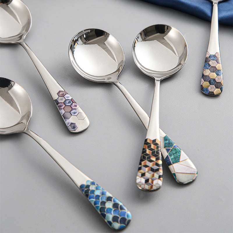 Minimalist soup spoon